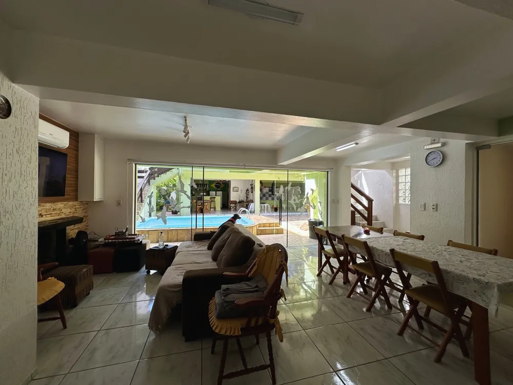 CASA À VENDA NO CENTRO DE DOIS IRMÃOS