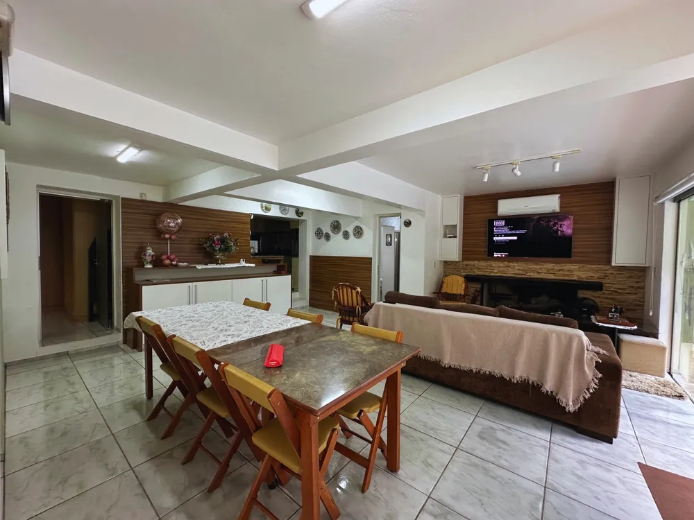 CASA À VENDA NO CENTRO DE DOIS IRMÃOS